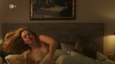 Caroline Hanke - Nude Tits Scenes in Tod auf der Insel (2018)