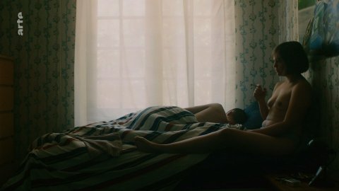 Nina Lombardo - Nude Tits Scenes in Pendant que les champs brûlent (2018)