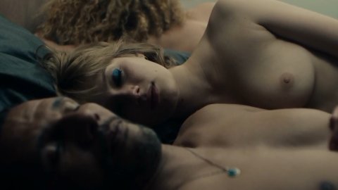 Sarah Pasquier, Nadia Tereszkewicz - Nude Tits Scenes in Persona non grata (2019)